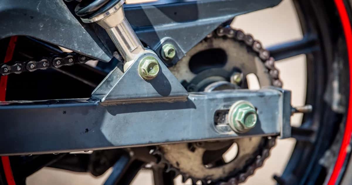 Close da corrente e roda de moto em detalhe mecânico
