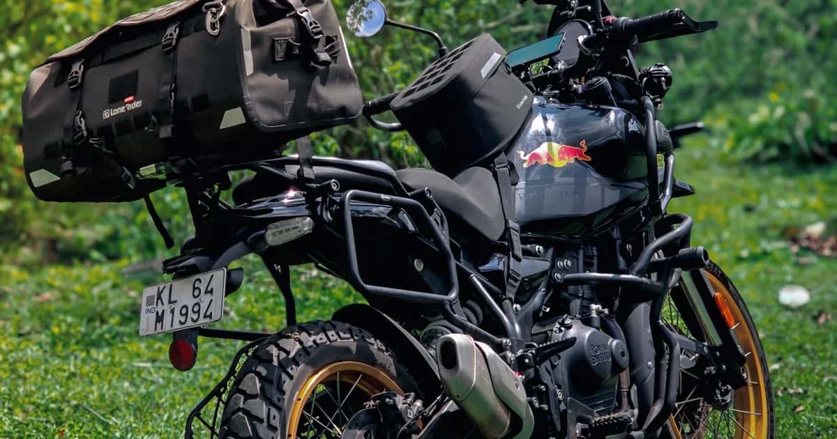 Moto de aventura com bagagem em campo verdejante