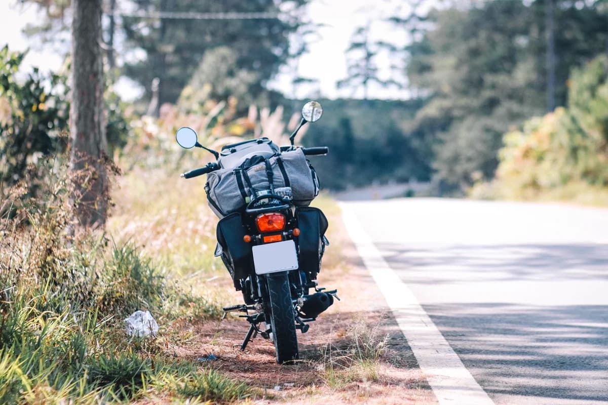 Moto estacionada em estrada rural cênica