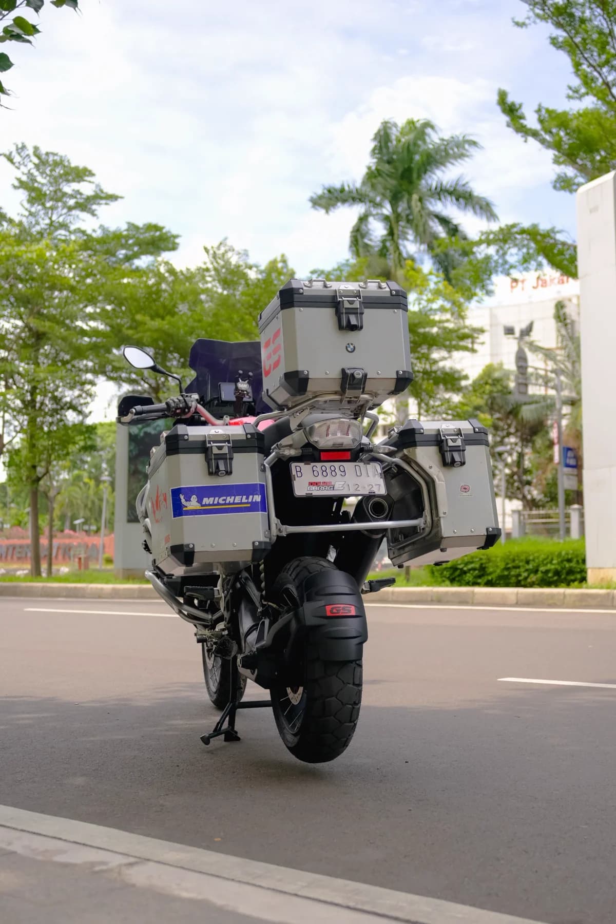 Moto de aventura estacionada em rua com bagagem