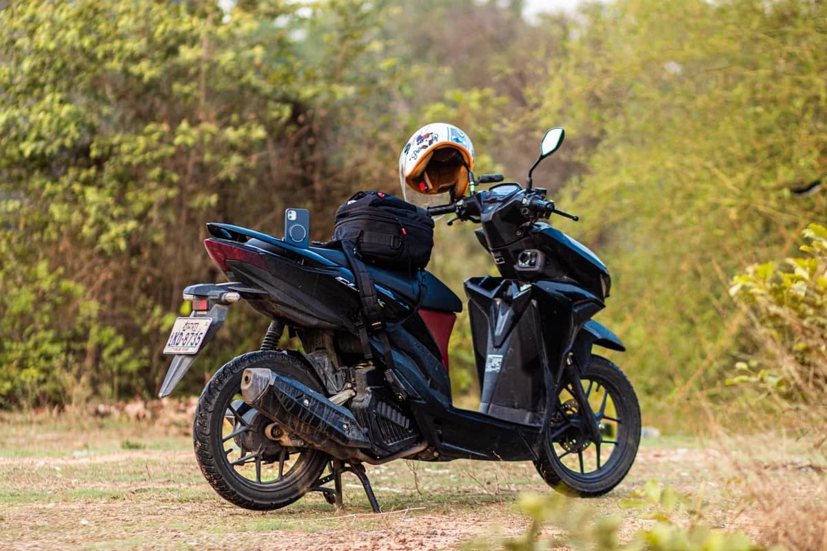 Moto estacionada ao ar livre em pátio