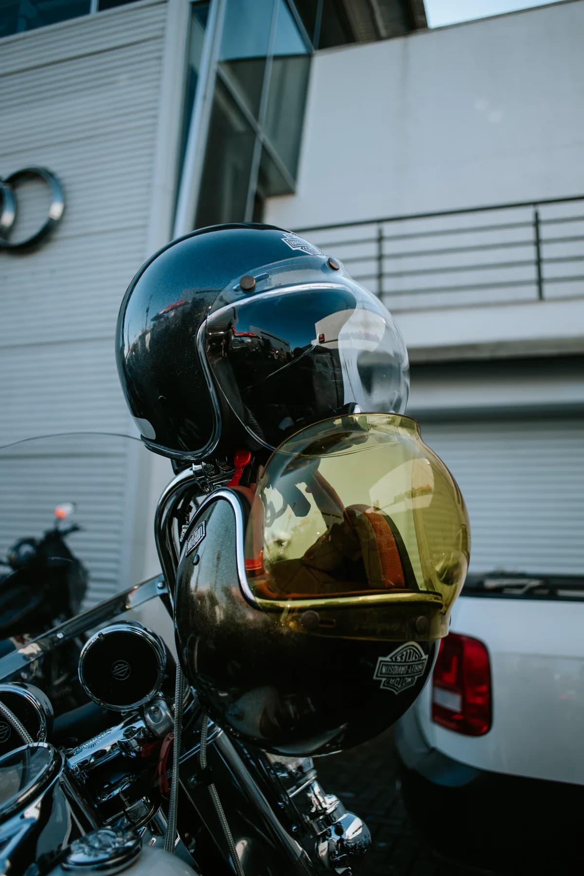 Capacetes empilhados sobre a moto em ambiente urbano