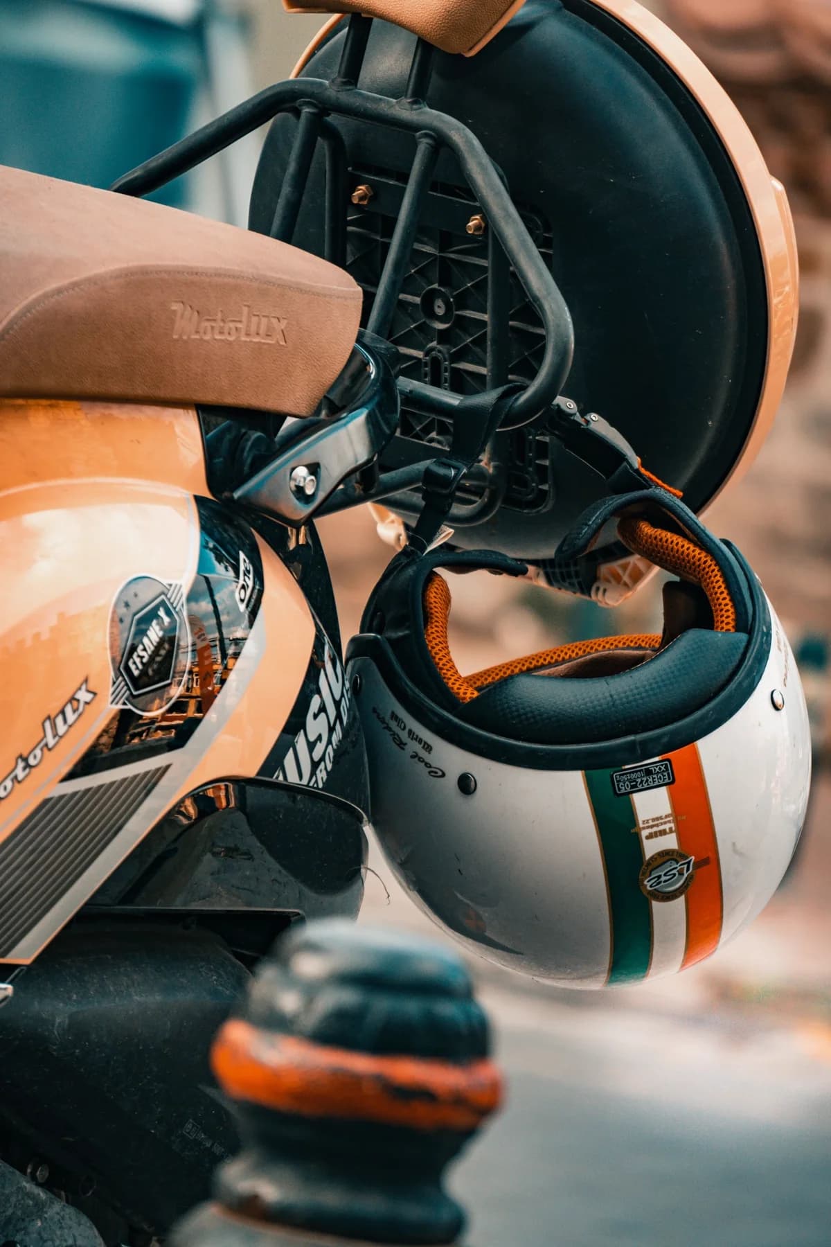 Close de capacete de moto em detalhe, mostrando casco e acabamento