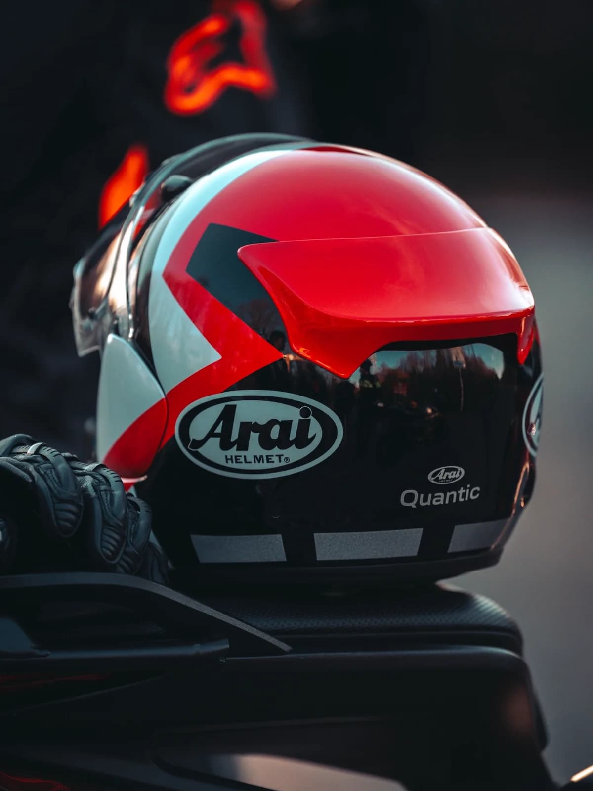 Close de capacete integral com viseira, em detalhe
