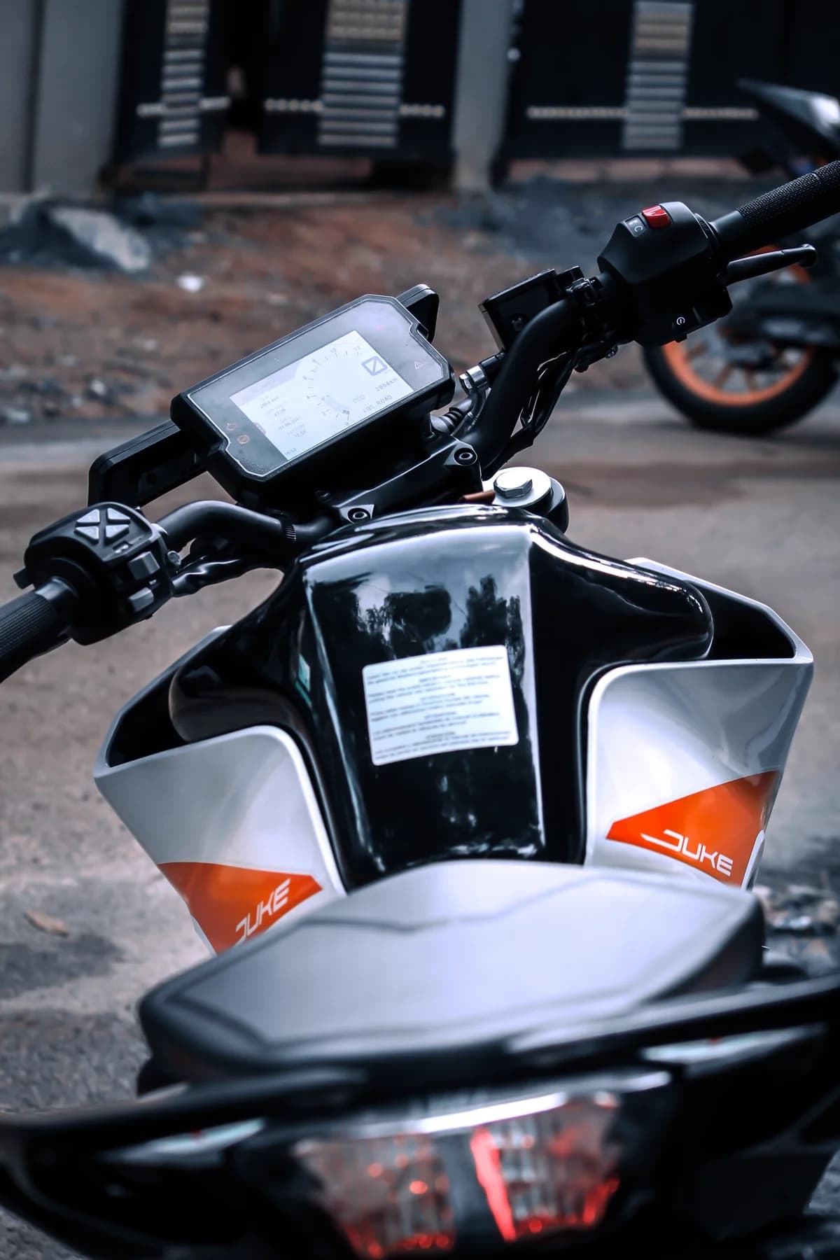 Close de guidão moderno de moto em rua urbana
