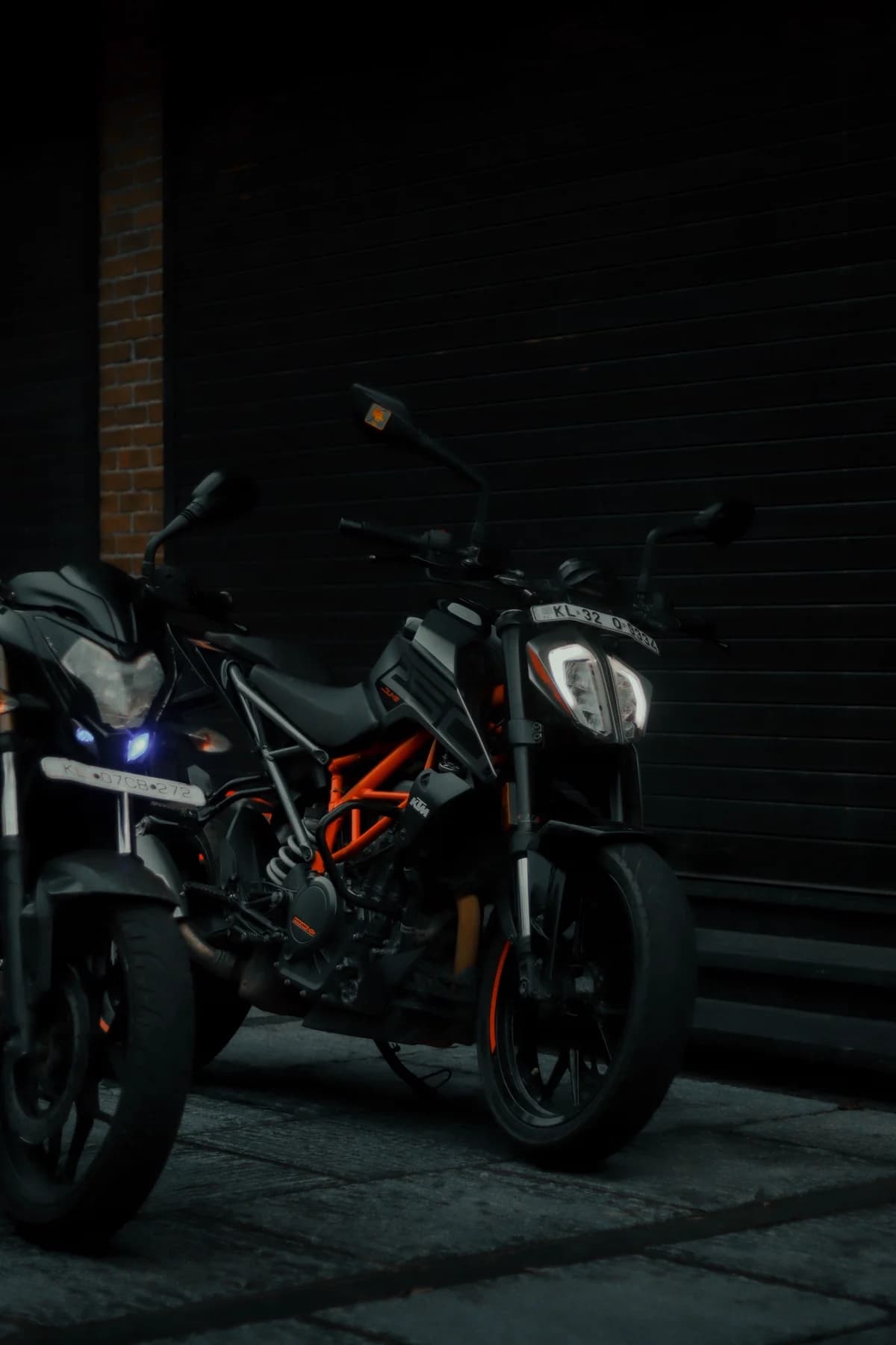 Duas motos estacionadas na rua da cidade à noite