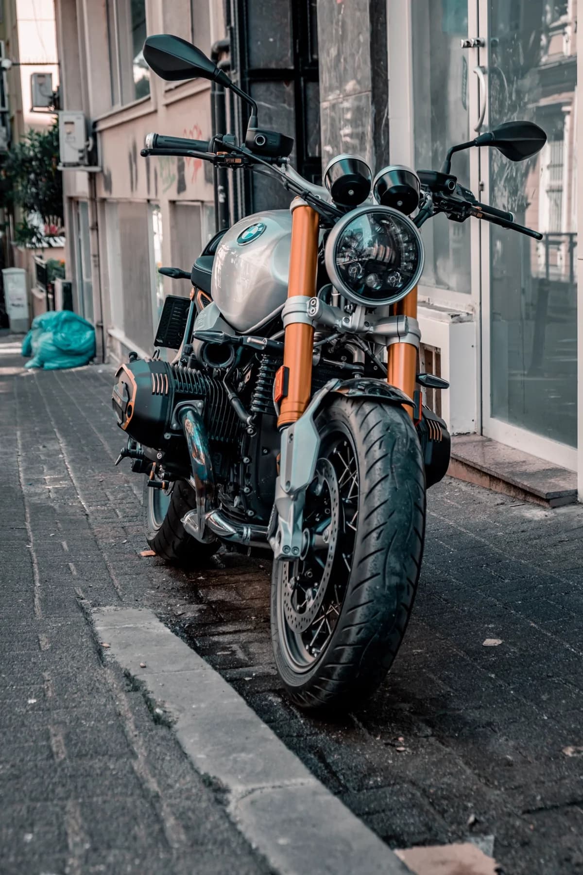 Moto estacionada na calçada entre prédios antigos