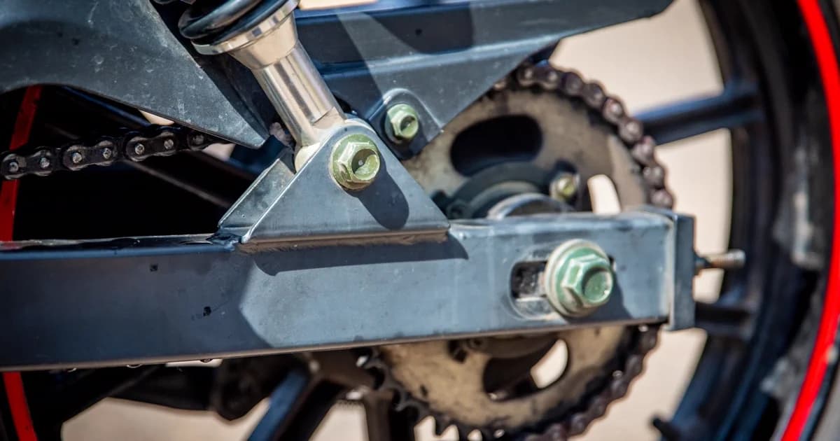 Close da corrente e roda de moto em detalhe mecânico