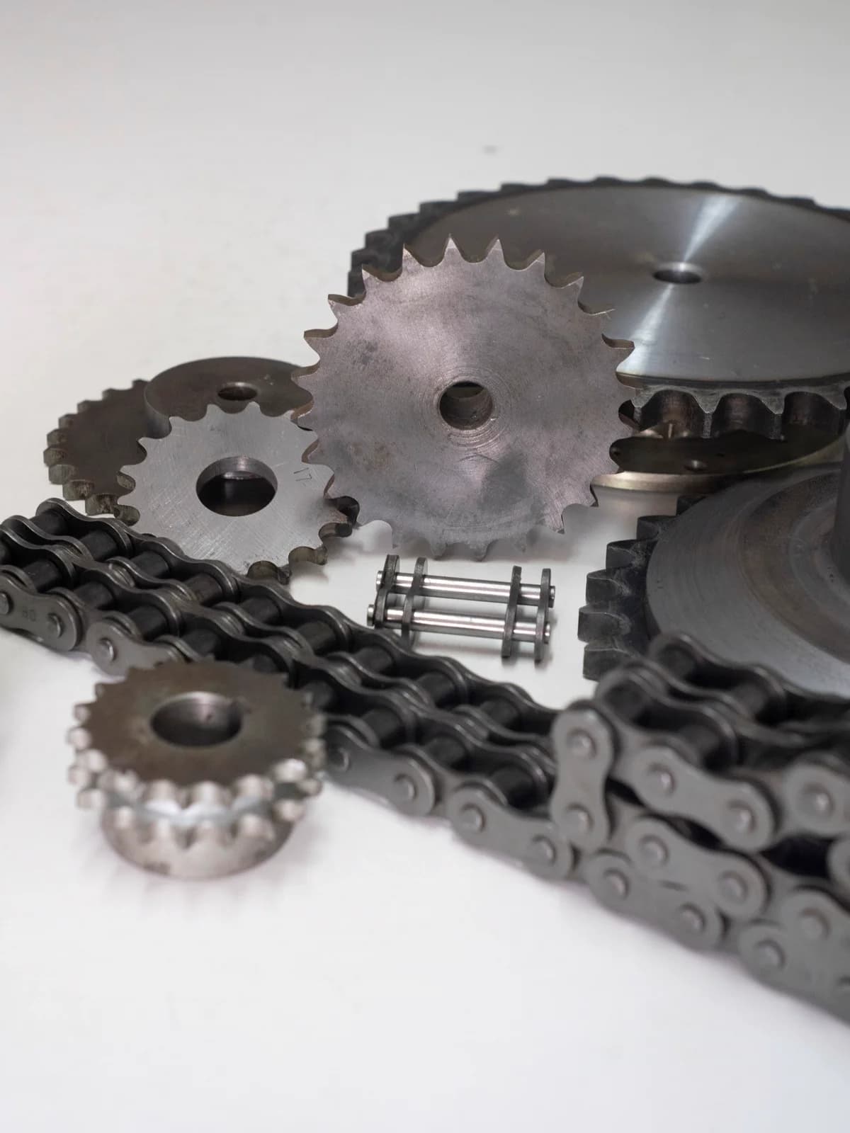 Engrenagens e corrente metálicas em close industrial