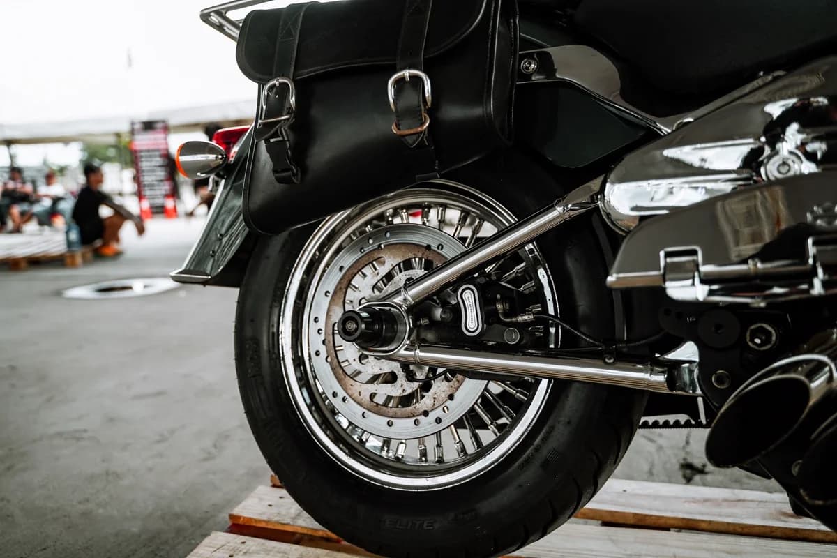 Roda traseira de moto com detalhes cromados em close