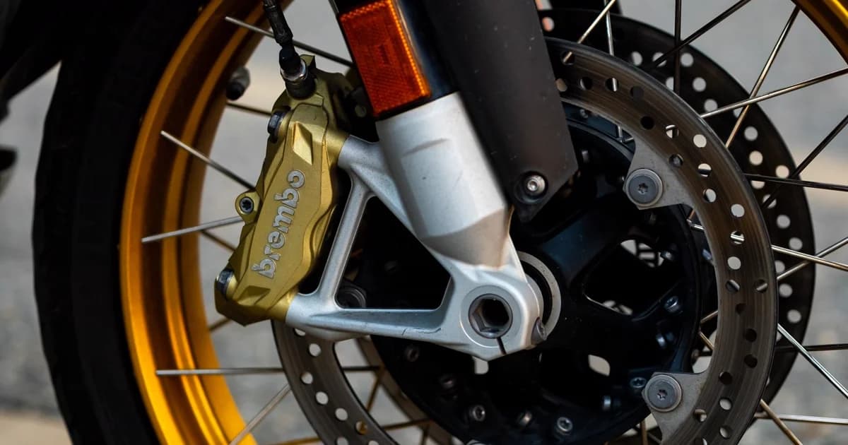 Roda dianteira de moto com freios em close ao ar livre