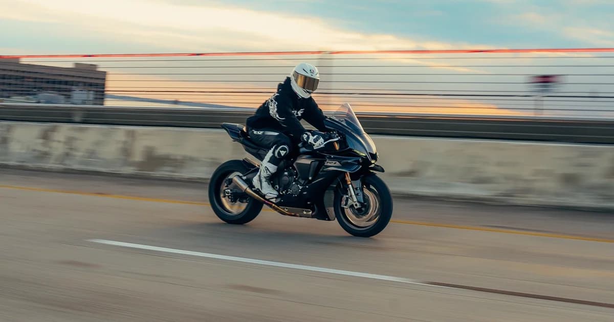 Motociclista em rodovia ao pôr do sol em velocidade