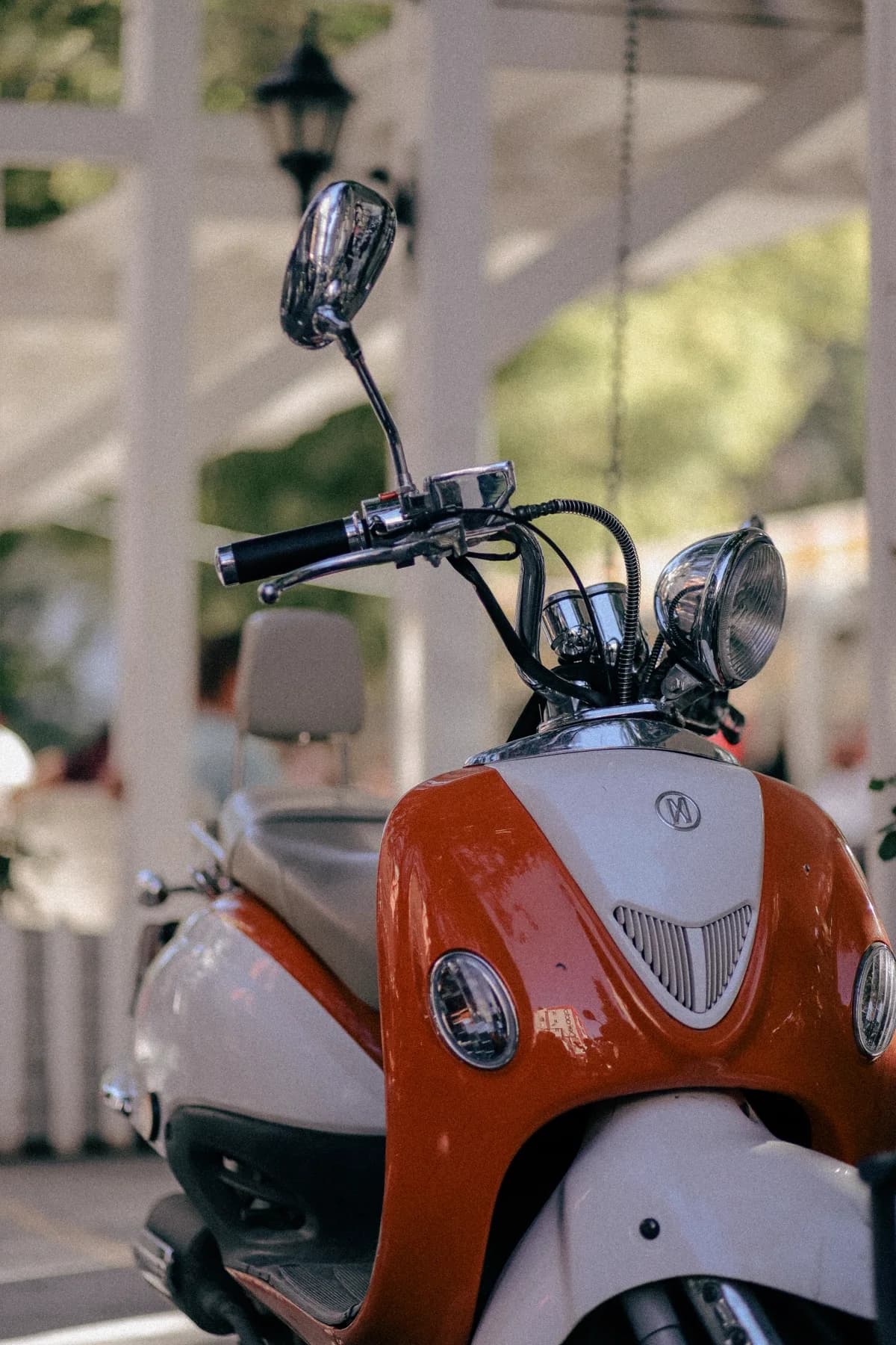 Scooter retrô em rua urbana de dia
