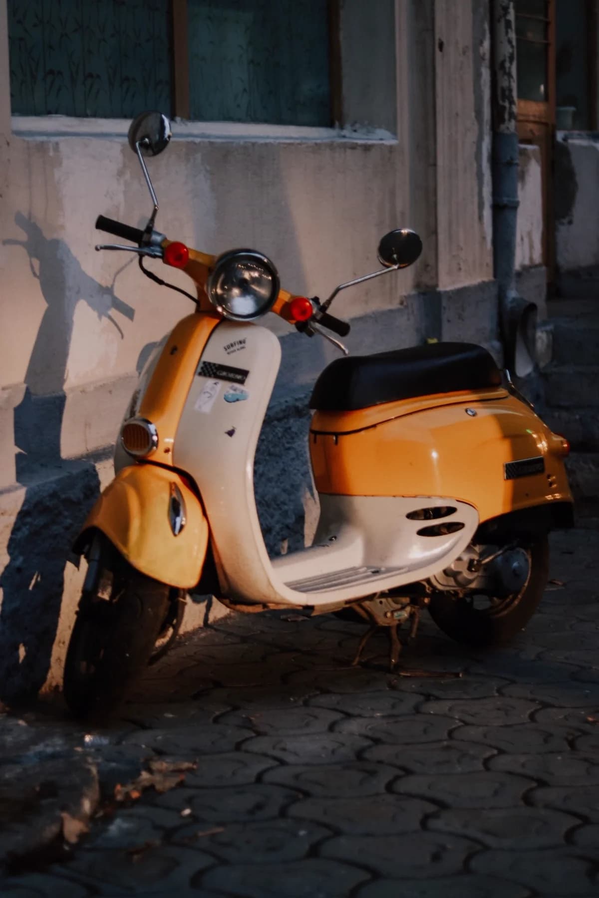 Scooter clássica em rua de paralelepípedo