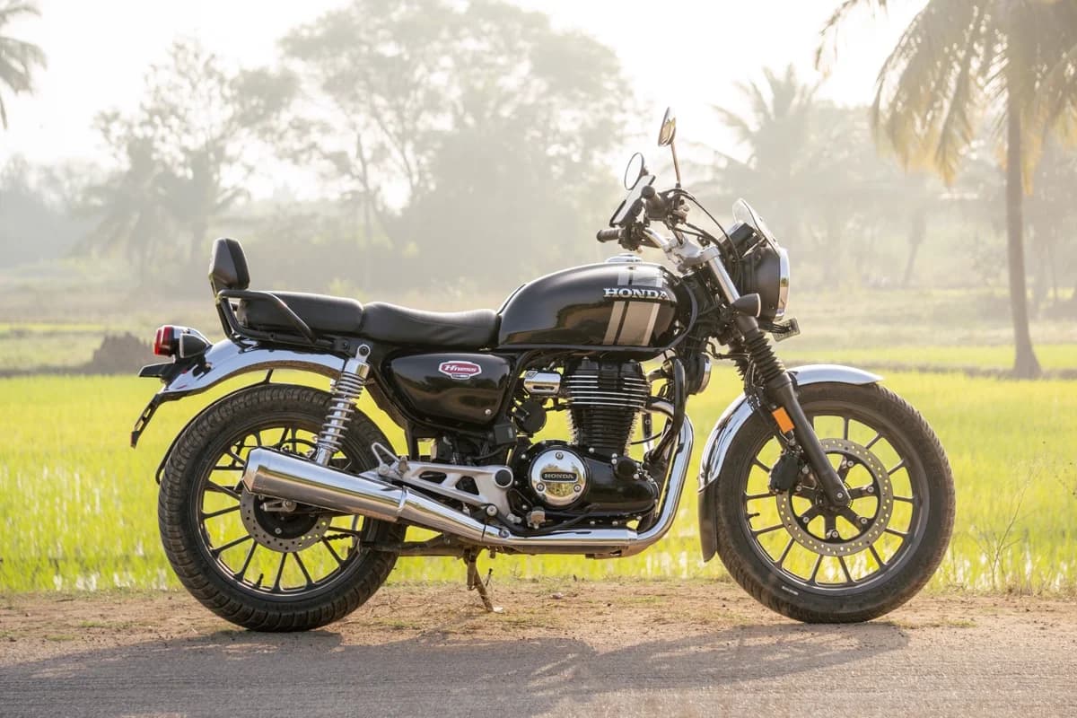 Honda em estrada rural com vegetação