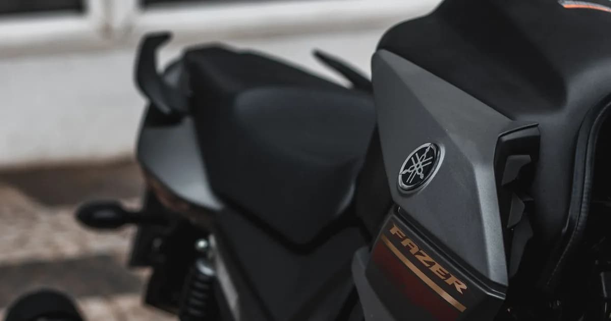 Detalhe do tanque e do shroud de uma Yamaha Fazer preta fosca, com o logo do modelo visível