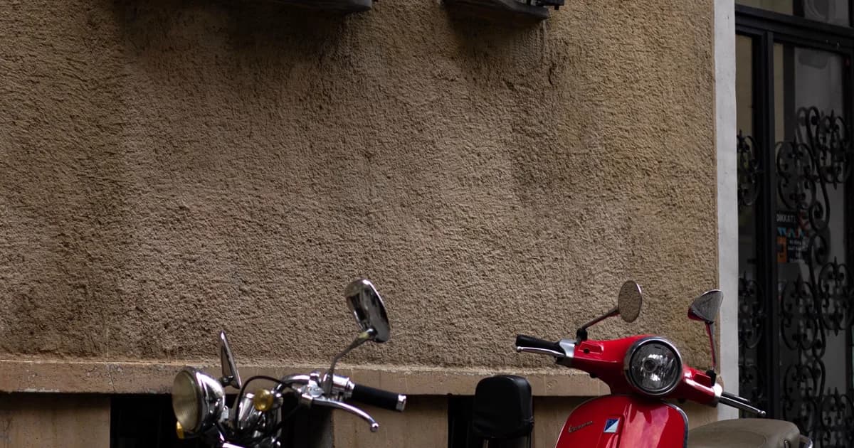 Scooters estacionadas em rua urbana durante o dia