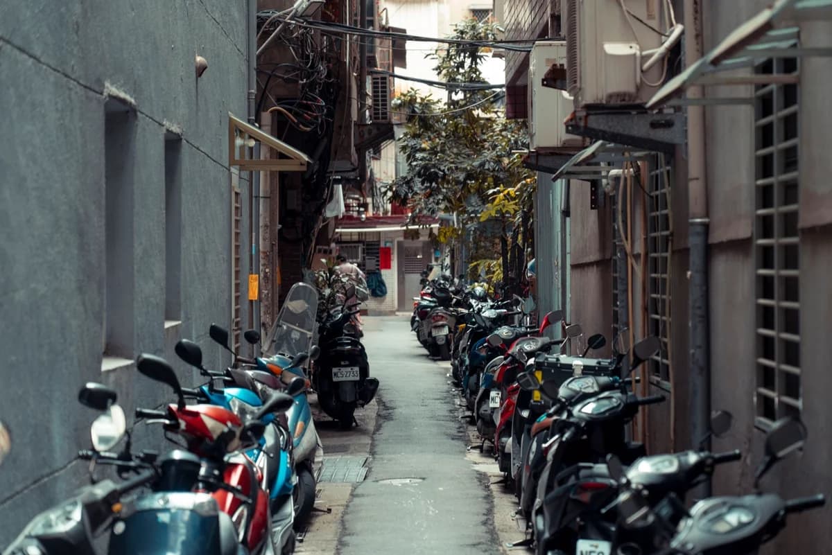 Scooters estacionadas em rua estreita