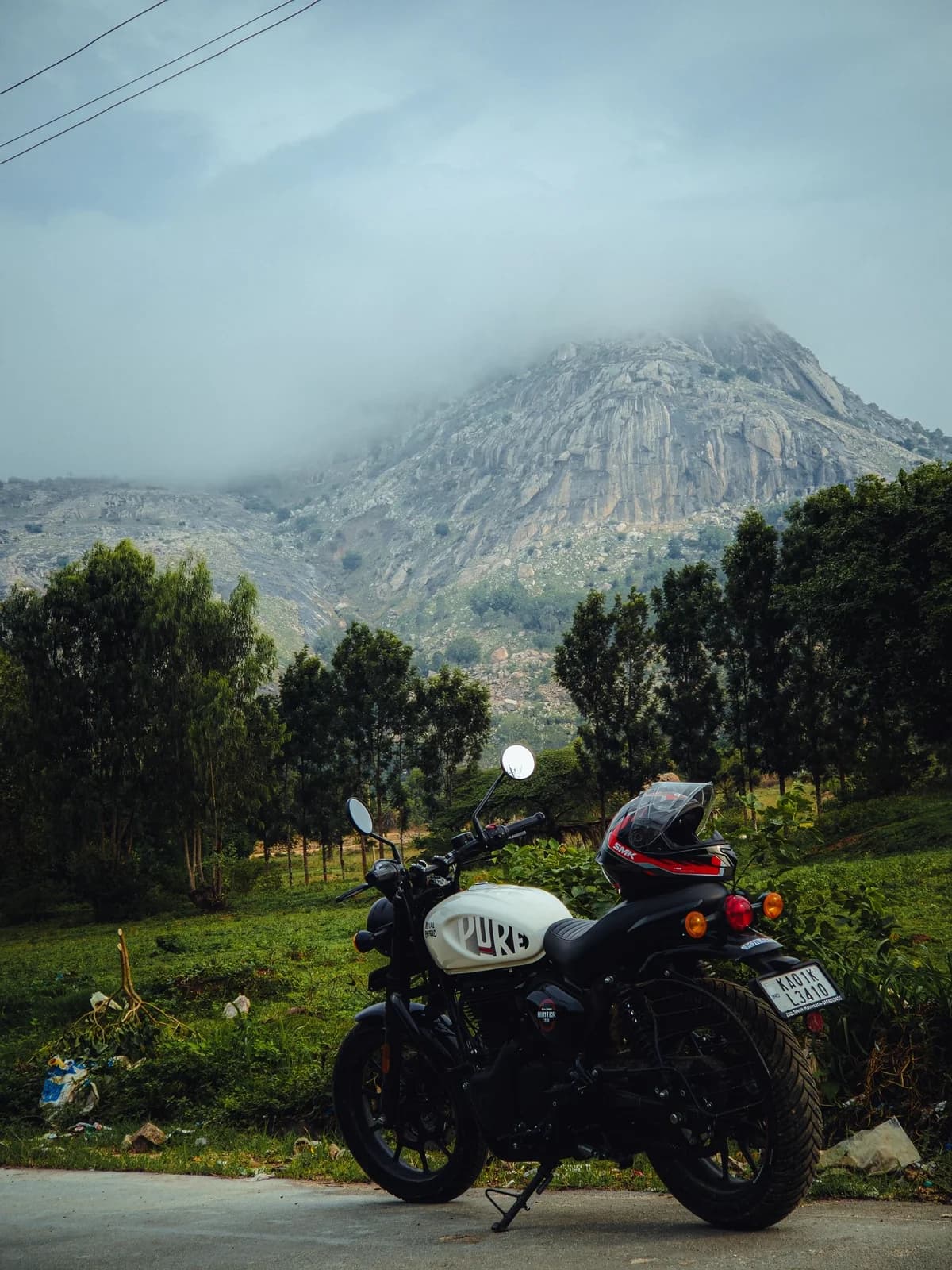 Moto em montanha com neblina ao fundo