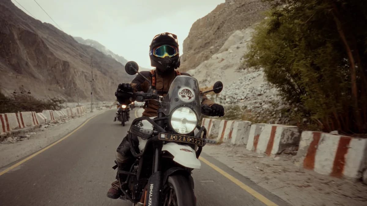 Moto em estrada montanhosa de terra com relevo acidentado
