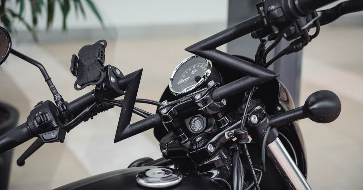Guidão de moto com suporte de celular e painel em close