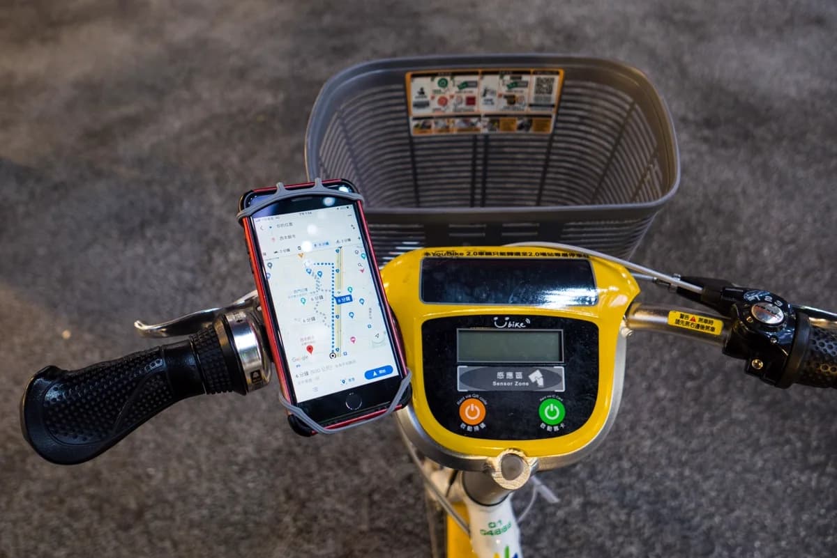 Celular com navegação no guidão em close