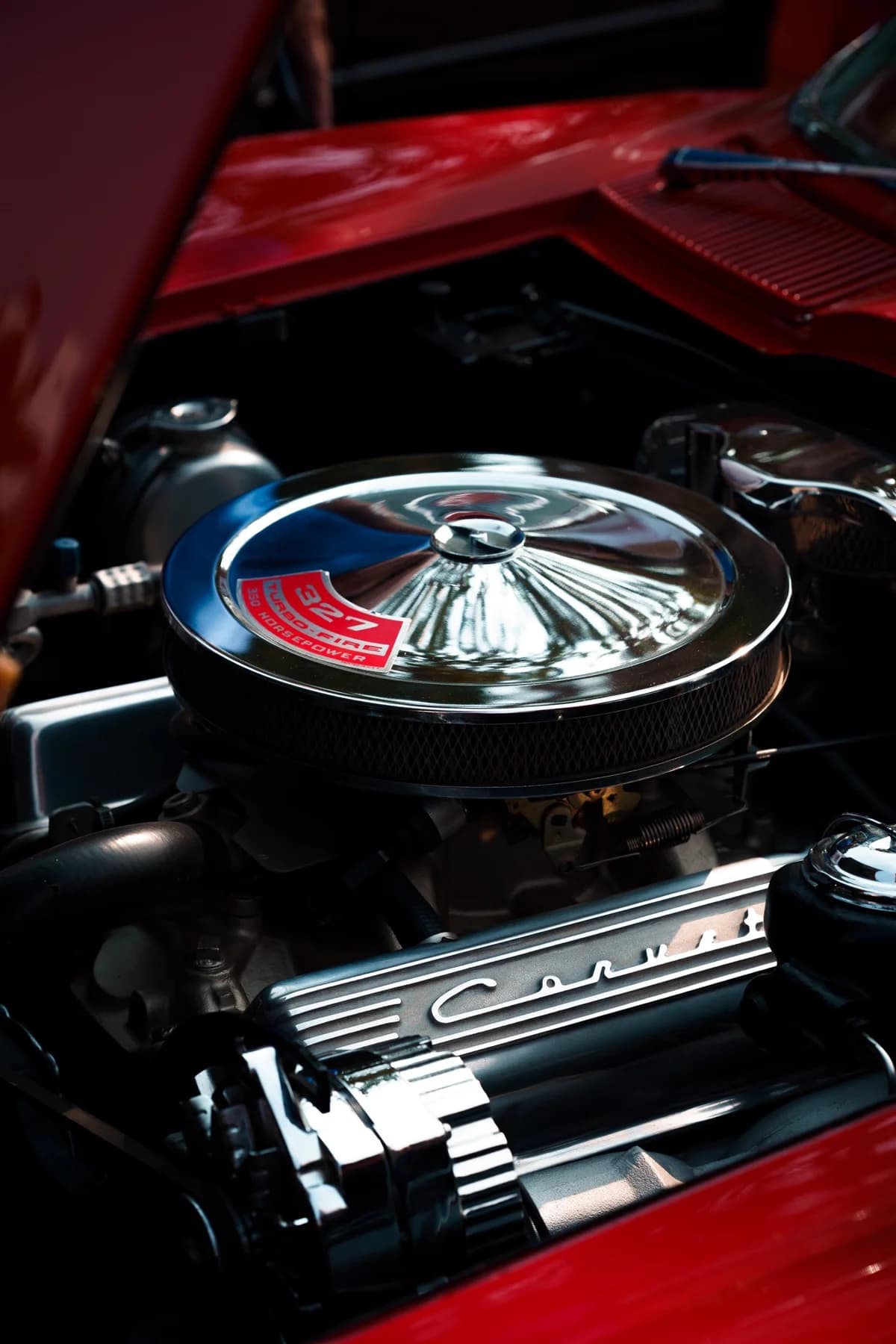 Motor com detalhes cromados em luz de dia