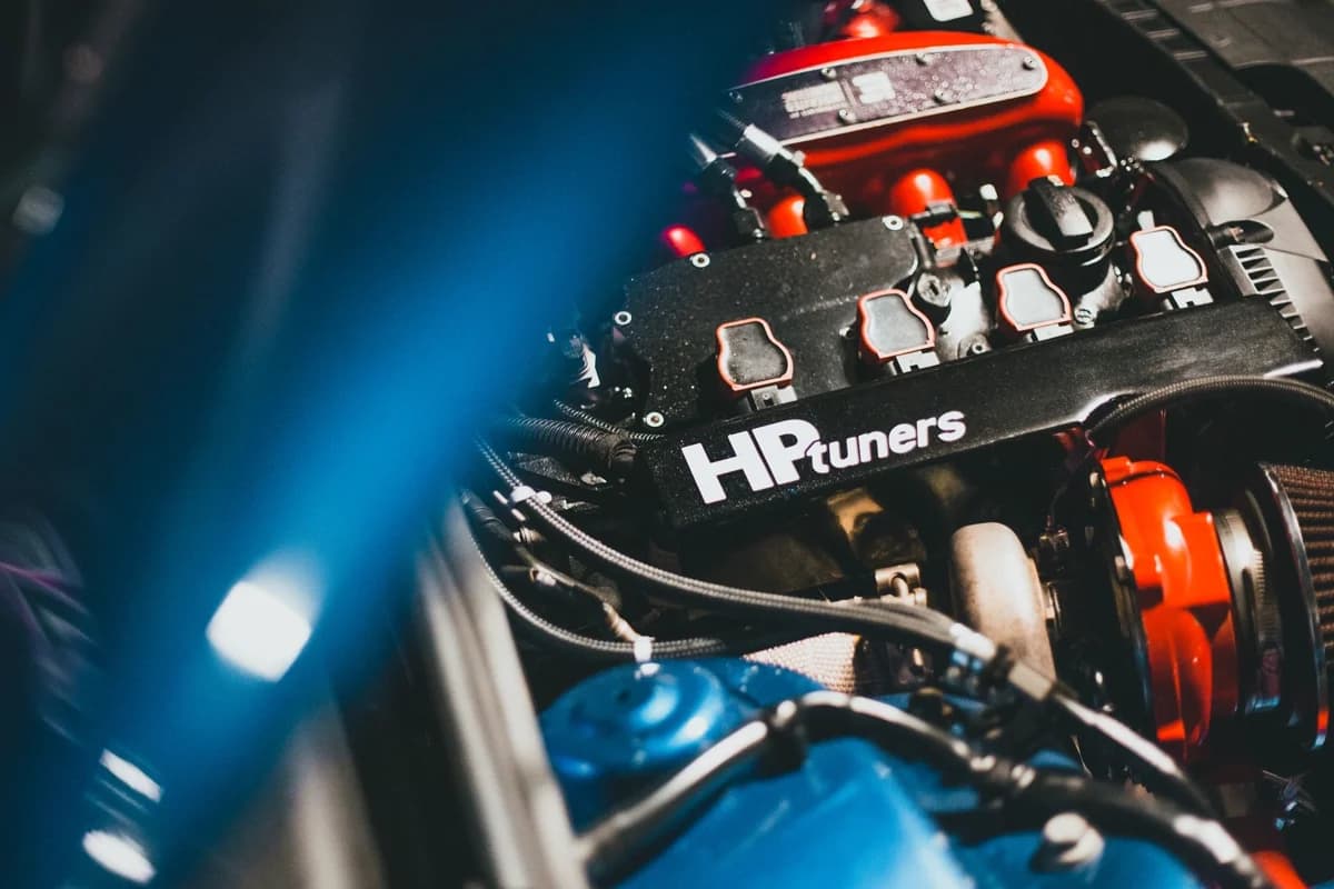 Motor de carro em close dinâmico com tecnologia à mostra