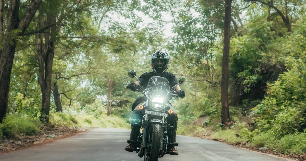Motociclista solitário rodando em estrada aberta