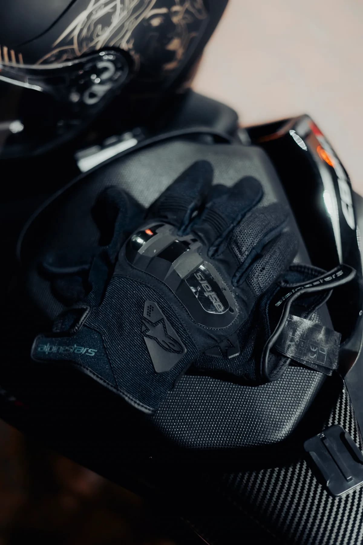 Capacete e luvas sobre o banco da moto em close