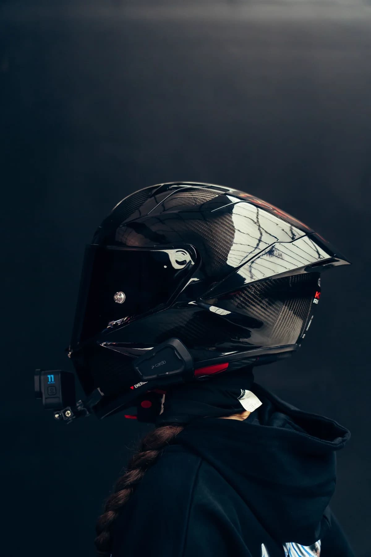 Capacete integral de carbono visto de perfil