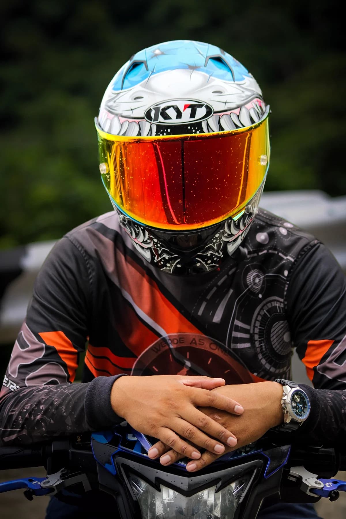 Piloto de capacete em moto