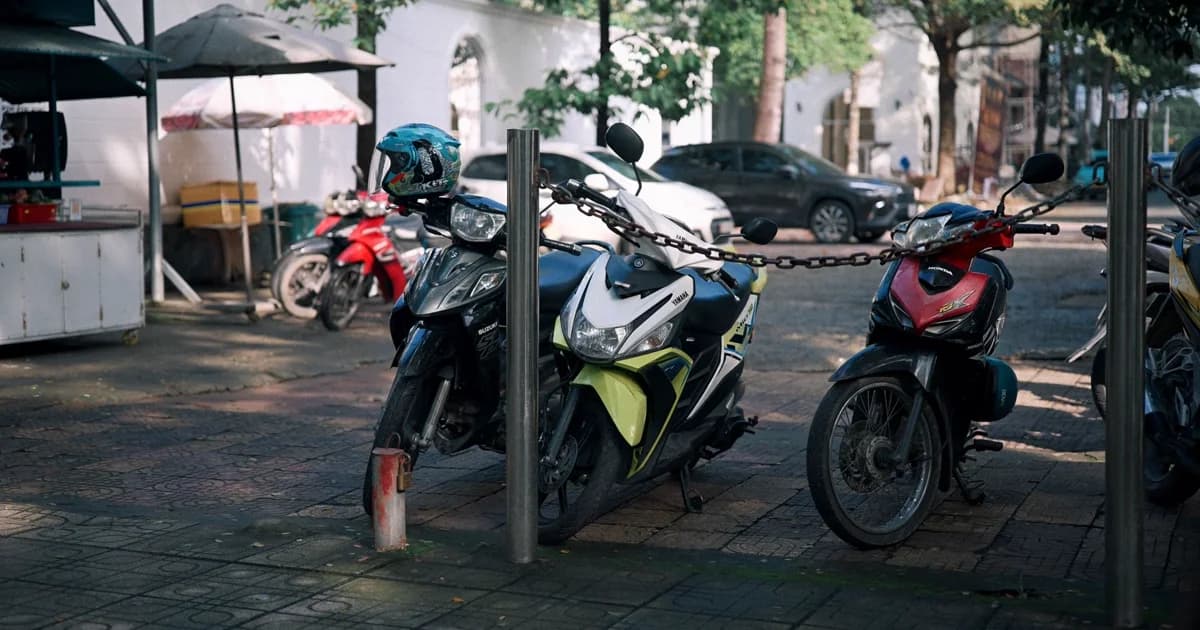Motos estacionadas em calçada de cidade durante o dia
