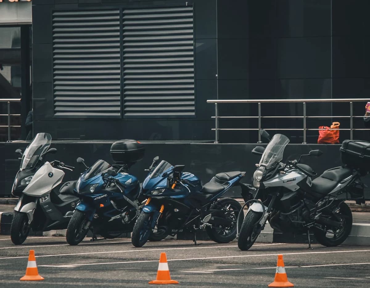 Motos estacionadas em pátio demarcado