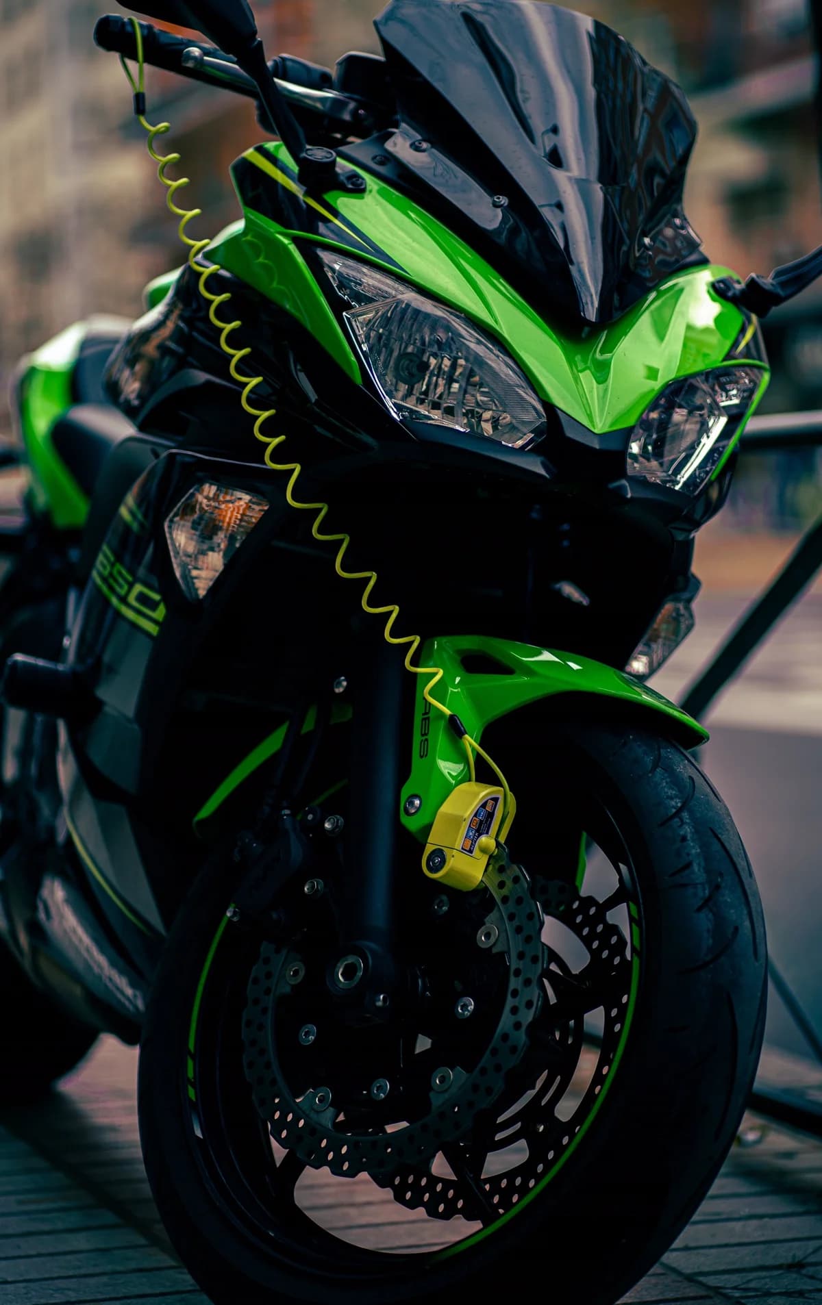 Moto esportiva estacionada na rua da cidade