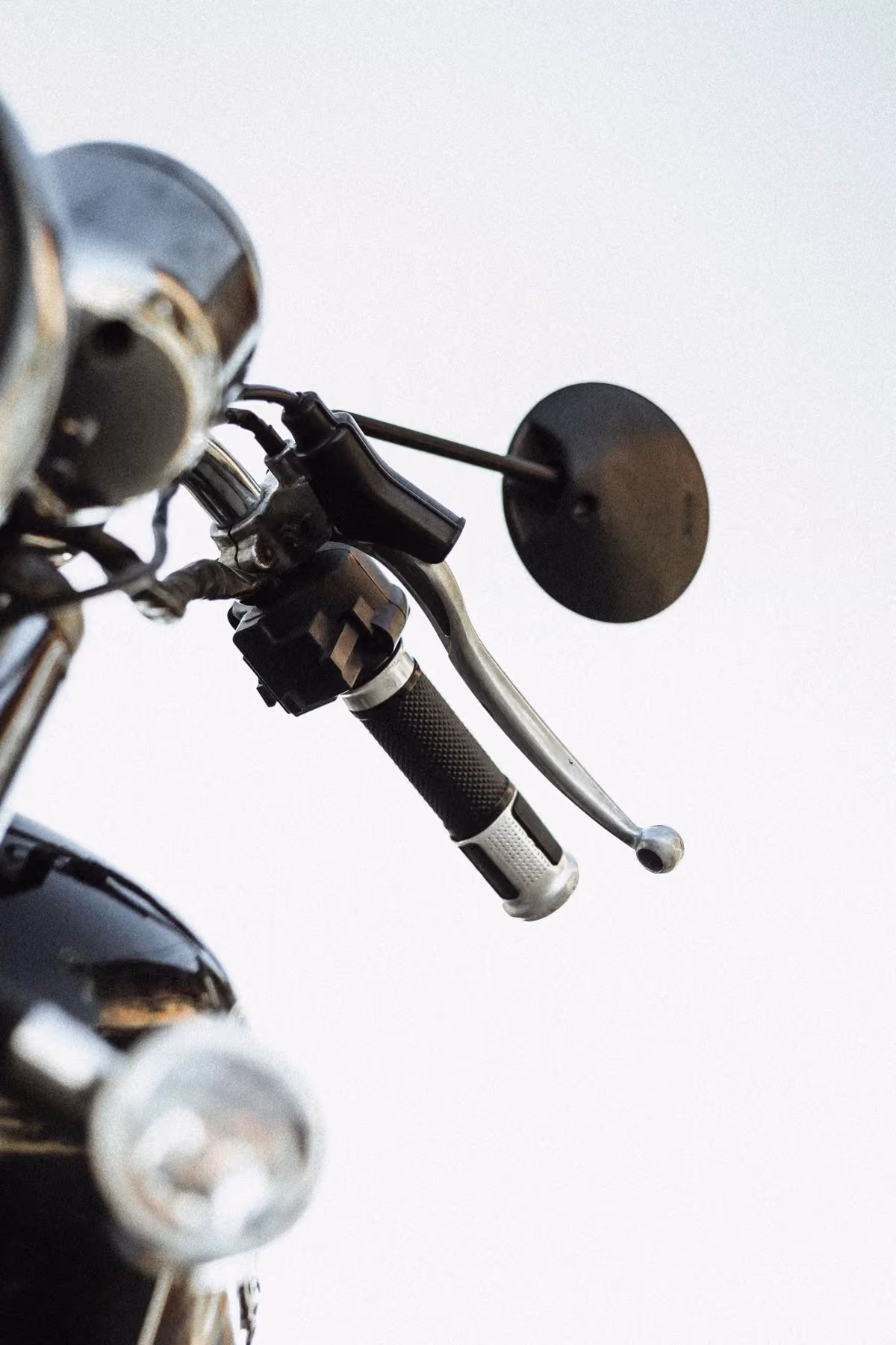 Guidão de moto com manetes visto de perto