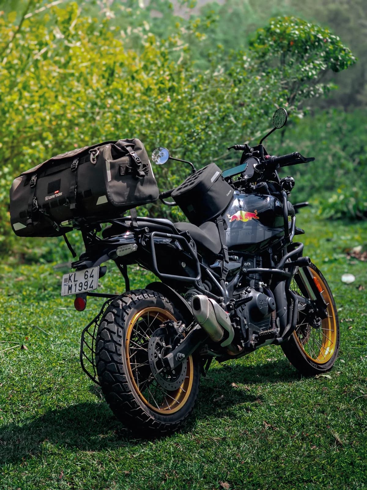Moto de aventura com bagagem estacionada em campo verde