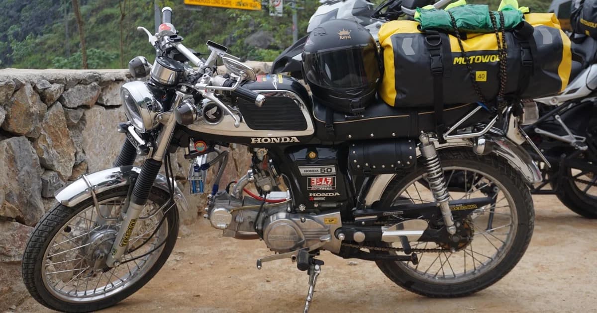 Motocicleta pronta pra aventura com bagagem em estrada de montanha